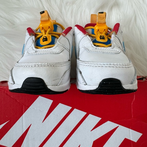 Like New! Nike Toggle Sneakers - Picture 6 of 10